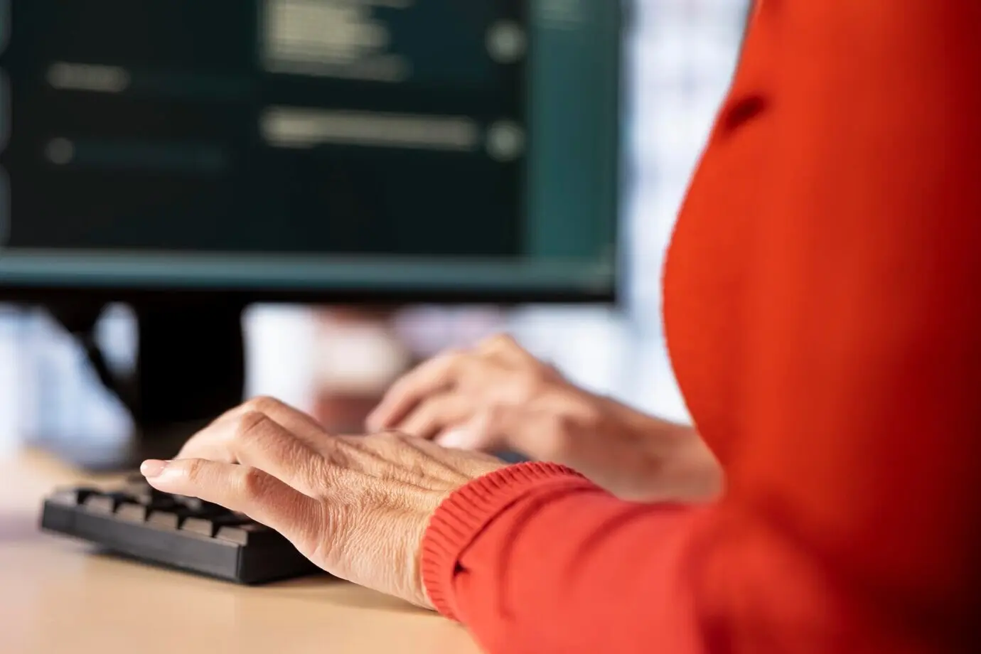 Онлайн-взаимодействие с системой чат-бота на базе ИИ на настольном ПК.