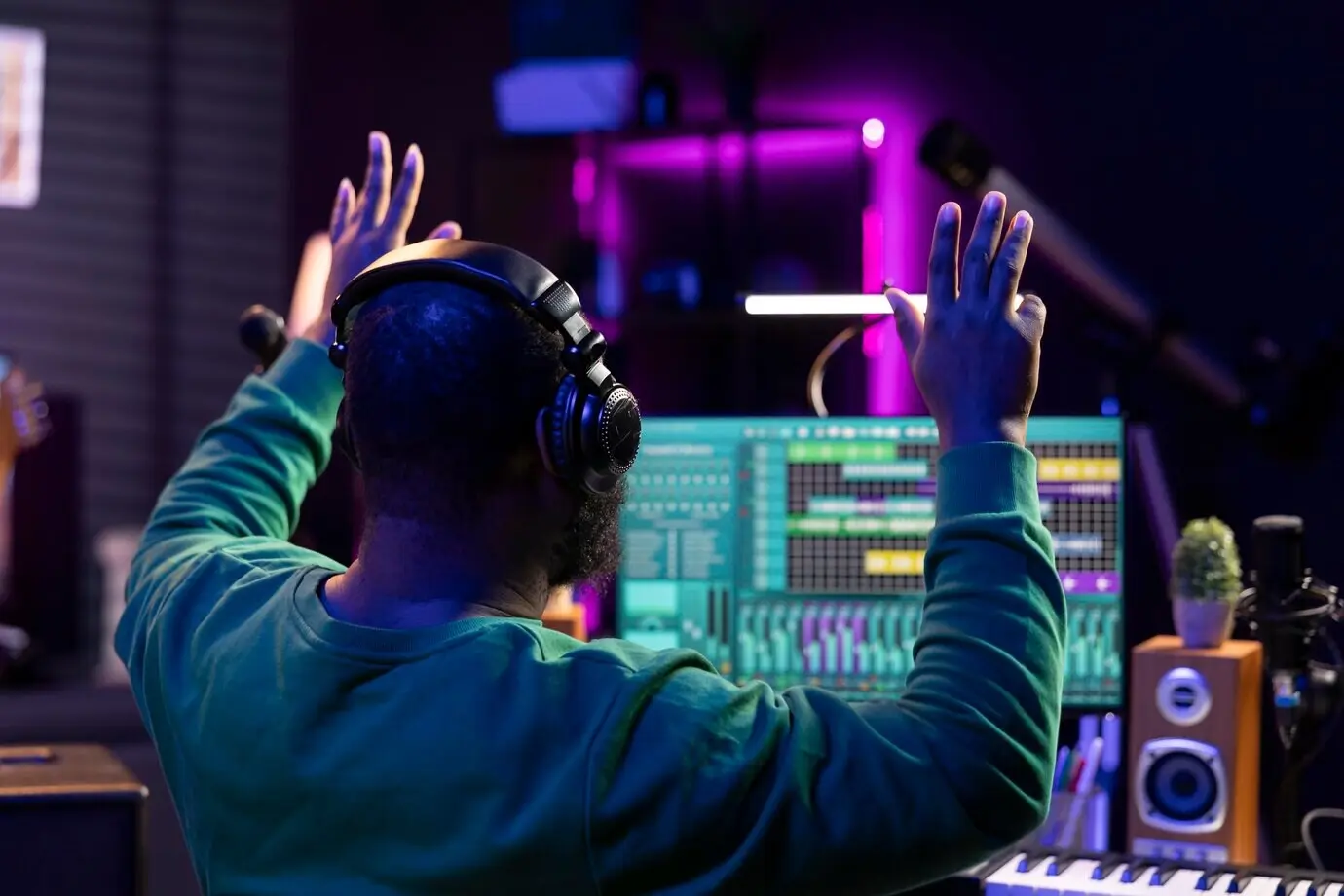 Афроамериканский саунд-дизайнер ведёт обратный отсчёт перед началом сессии записи.